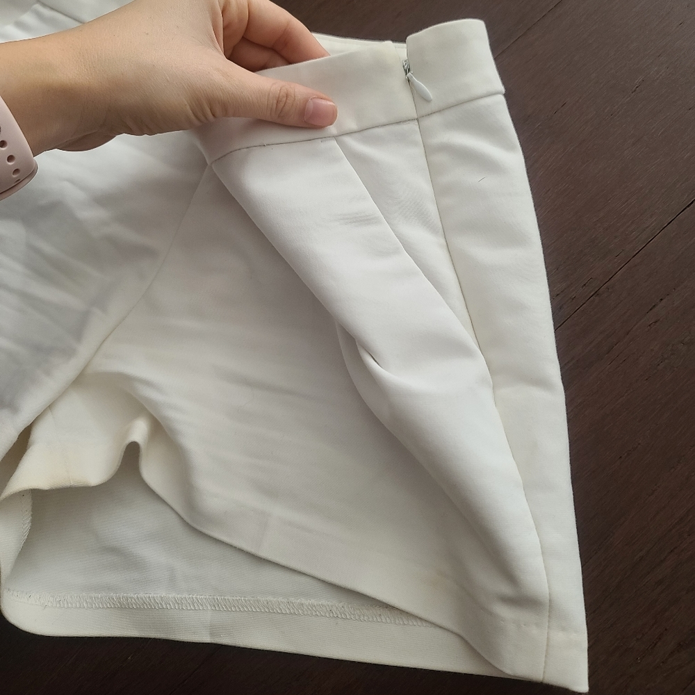 Express Shorts - Picture 4 of 4